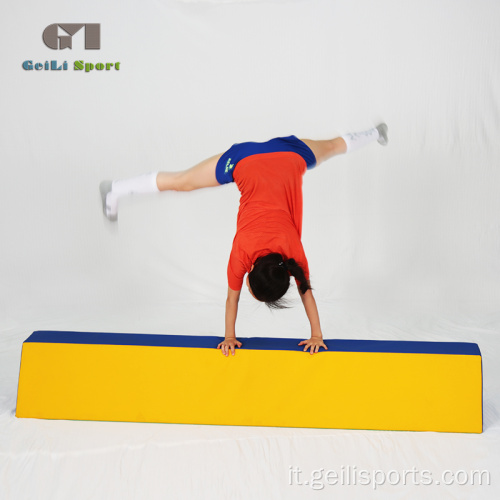 Allenamento delle prestazioni di abilità di ginnastica su trave di equilibrio del pavimento